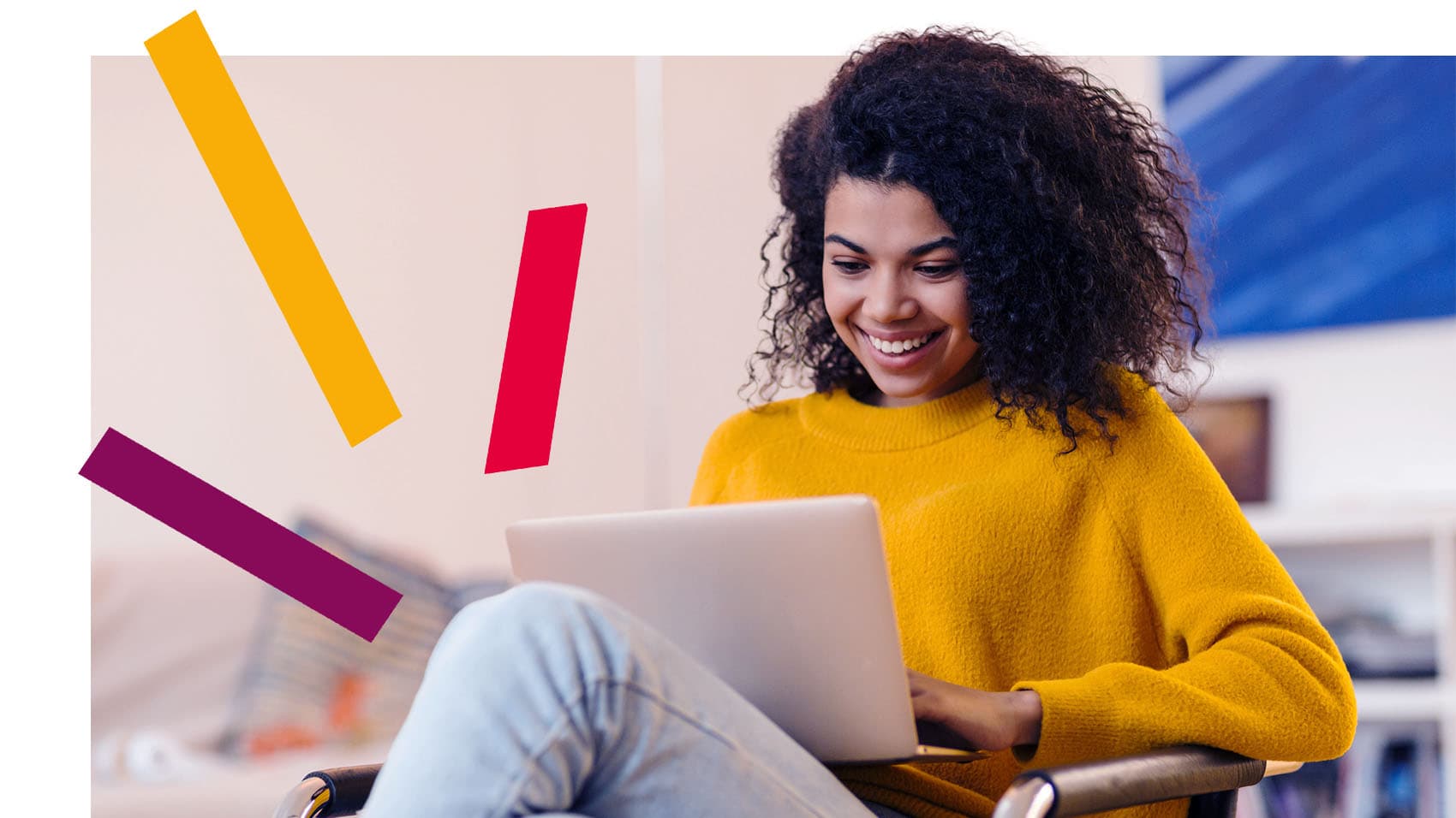 Frau sitzt in einem Stuhl und arbeitet an Abwesenheitsmanagement