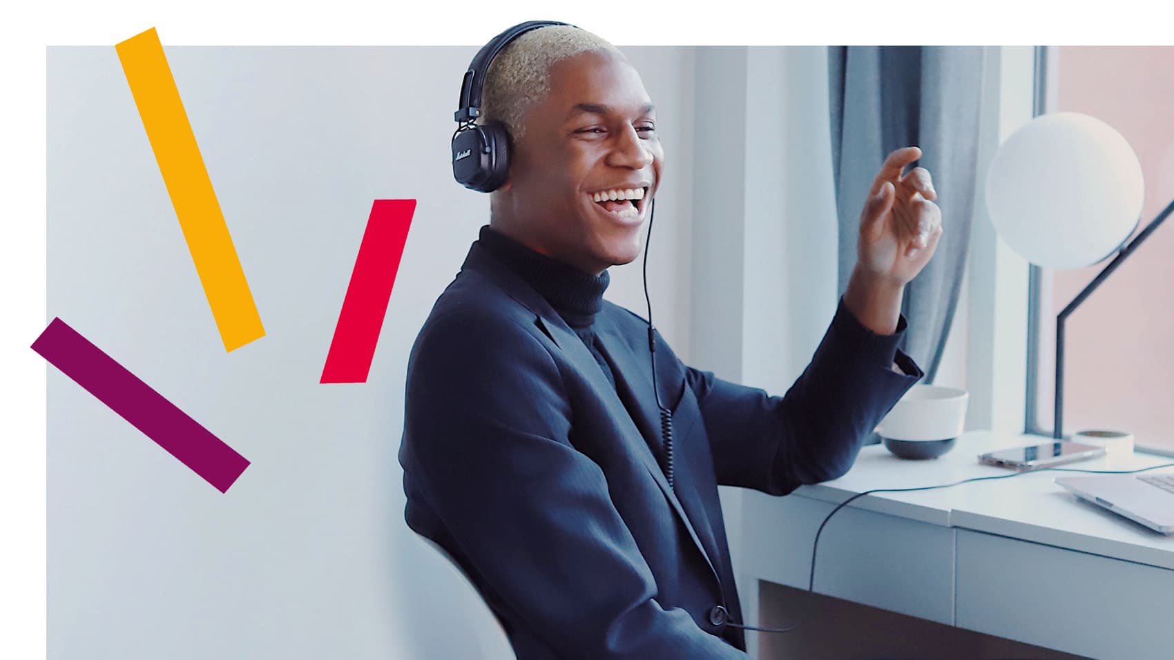 Glücklicher Mitarbeiter nutzt Abacus zur Lohnabrechnung