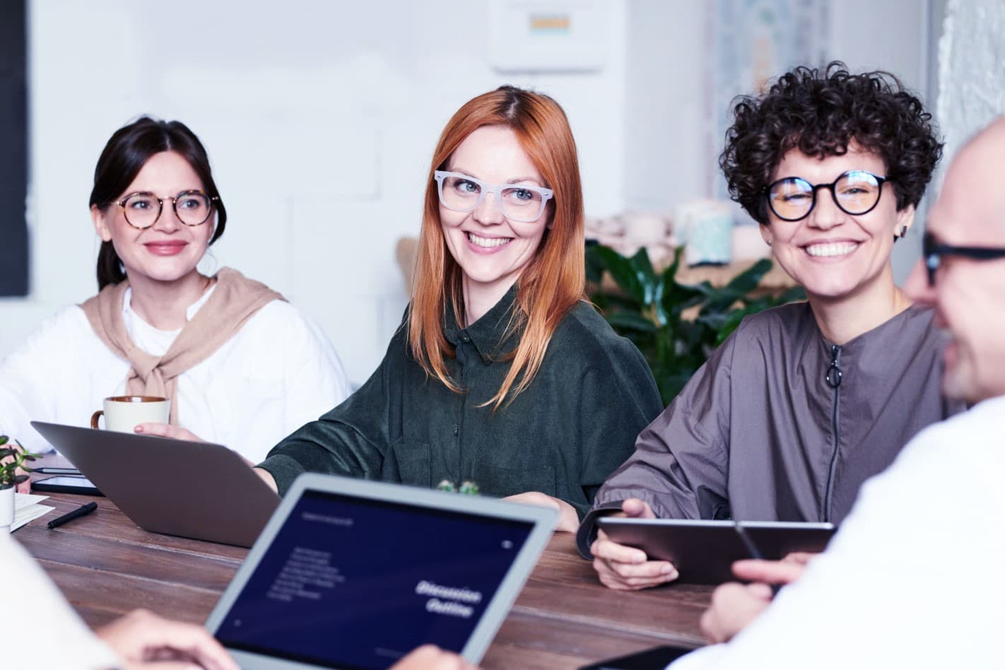 Gruppe arbeitet kostensparend